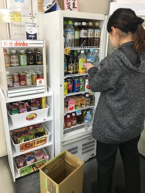 スタッフが商品入替・補充をします
